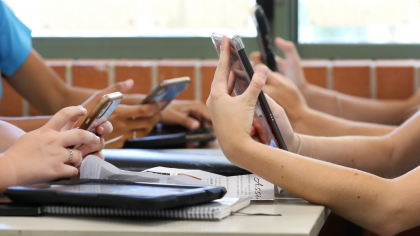 Guvernul a aprobat decretul care interzice elevilor să intre cu telefoanele mobile în şcoli