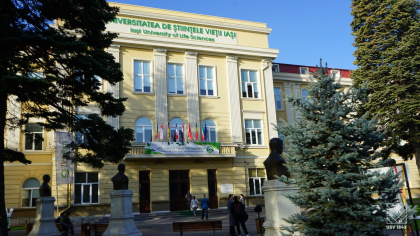 Iași: O profesoară e acuzată că folosește un dispozitiv profesional de bruiaj în timpul examenelor: „Se vedeau antenele ieșind din punga de cadouri”. Femeia s-a certat cu oficialii ANCOM, apoi a intrat în concediu