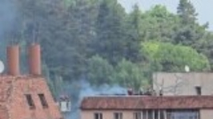 Panică într-un bloc din Brașov, după ce acoperișul a luat foc. De la ce ar fi pornit incendiul