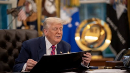 Donald Trump se laudă că tarifele comerciale pe care le-a impus „au adus pacea în lume.” „Mult mai important chiar decât banii pe care îi obținem”