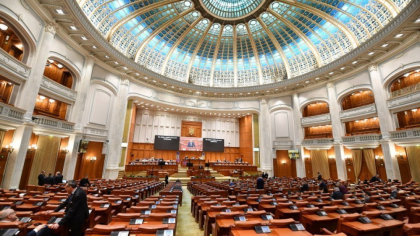 Moțiunea de cenzură împotriva Guvernului Bolojan, citită în Parlament – ”Afară cu Guvernul ipocrit”