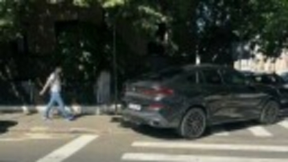 ”Rafinament” greu de egalat: BMW parcat pe două treceri de pietoni, în Sectorul 1. ”E vacanța mare la Poliția Locală”