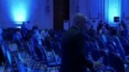 Momentul în care Ilie Bolojan s-a apucat să facă curat în sala unde avea loc Congresul PNL