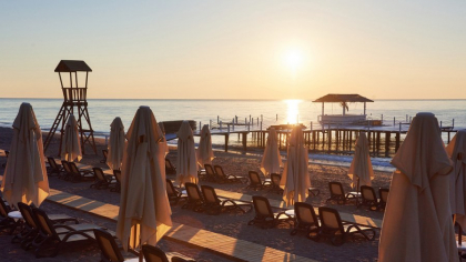 Plajă pe abonament. Cât plătește un turist pe litoralul românesc pentru un șezlong rezervat pentru mai multe zile