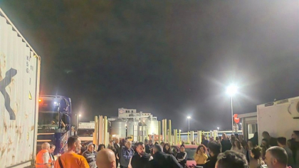 Sute de muncitori şi studenţi au blocat în Portul Pireu transportul de material militar către Israel. „Ne murdărim mâinile doar cu unsoare, nu cu sângele unui popor întreg”