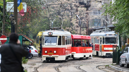 Sute de bucureșteni s-au plimbat cu tramvaiele istorice de 1 Mai