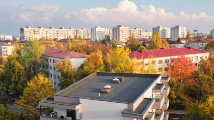 Interzis pentru românii care au balcon la bloc. Asociația de Proprietari poate sesiza poliția. Se dau amenzi între 1.000 și 2.500 de lei