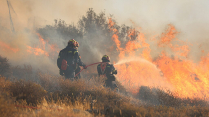 Grecia: A treia zi de luptă cu flacările în Creta, mii de persoane evacuate