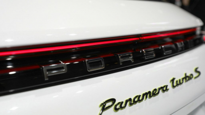 Porsche, aflat în criză, mizează pe motoare cu combustie și amână lansarea unor modele electrice