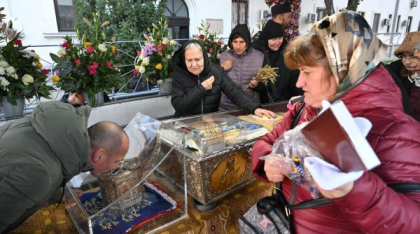 Peste 100.000 de credincioși au trecut pe la racla cu moaștele Sfintei Cuvioase Parascheva. Unii au așteptat peste 12 ore la coadă