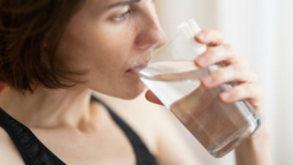 Sportivii de elită își limitează consumul de apă după ora 16:00. Un nutriționist de top explică de ce ar trebui să luăm în considerare acest obicei