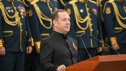 Festivism în plin război, la Kremlin. Putin l-a decorat pe Dmitri Medvedev, care împlineşte duminică 60 de ani
