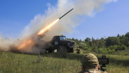 Alertă la graniţele României: Rusia şi Belarus au exersat lansarea de arme nucleare / Ucraina afirmă că a lovit rafinăria de petrol rusă din Saratov VIDEO