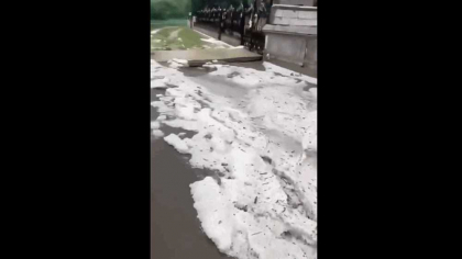 Potop în județul Iași. Cod roșu, străzi inundate, copaci rupţi și grindină cât oul
