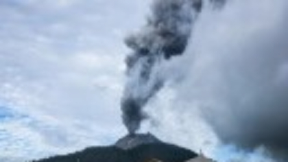 Alertă ridicată la maxim după a doua erupție a unui vulcan din Indonezia. Ce avertizează specialiștii