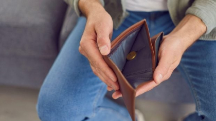 Statul poate reduce cheltuielile şi fără creşterea taxelor. Un fost ministru al Economiei arată cum: „Este opţiunea uşoară”