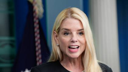 Procurorul General al SUA, Pam Bondi, este acuzată că ignoră Primul Amendament. „Vom viza pe oricine folosește un discurs instigator la ură”