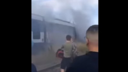 Un tren cu aproape 90 de călători a luat foc într-o gară din Argeș. O femeie a făcut atac de panică VIDEO