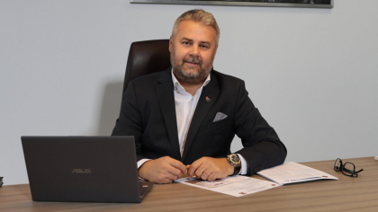 Bugetarul care și-a redus salariul de la 53.000 de lei la 14.000 de lei, felicitat de ministrul Economiei: „Hai, că se poate!”. Are ceasuri de peste 90.000 de euro, bijuterii de peste 80.000 de euro și conduce un Porsche Boxster