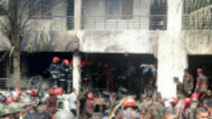 Proteste violente în Dhaka după ce un avion s-a prăbușit peste o școală. 31 de persoane au murit, majoritatea elevi