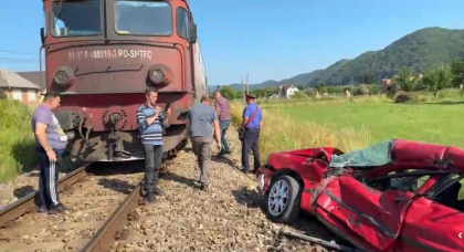 „Dacă nu sărea din mașină, era moartă!” O șoferiță de 19 ani s-a salvat în ultima clipă după ce i s-a oprit motorul pe calea ferată