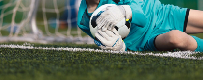 Fotbalist, SUSPENDAT 30 de ani pentru agresarea unui arbitru: „Să o ia razna în altă parte”