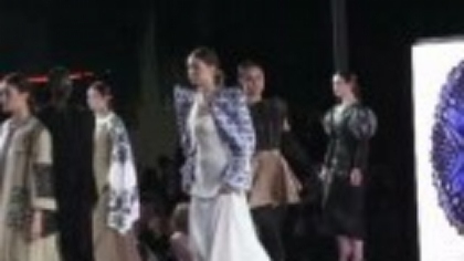 A început Romanian Fashion Week. Zeci de modele au defilat în creațiile mai multor studenți din întreaga țară