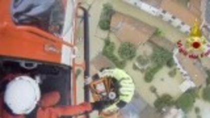 Inundații devastatoare în nordul Italiei. O mamă și bebelușul ei au fost salvați cu elicopterul din casa cuprinsă de ape