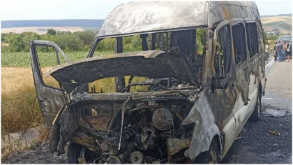Un microbuz cu pasageri a luat foc în Botoșani! Călătorii au coborât imediat din mașină