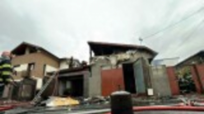 Incendiu uriaș în Capitală. Pompierii intervin cu 12 autospeciale pentru a stinge flăcările ce au cuprins patru case. FOTO