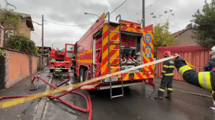 Incendiu în Capitală: Acoperișul mai multor locuinţe din Sectorul 3, cuprins de flăcări