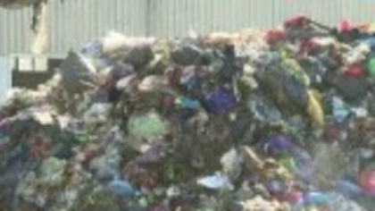 În două cartiere din Timișoara nu se mai pot deschide geamurile din cauza mirosului degajat de deșeuri: „Miroase urât, no”
