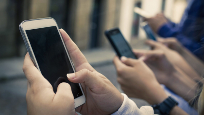 S-a pus interdicție națională la telefoanele mobile. Niciun elev nu le mai poate folosi în acest interval