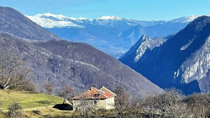 Ineleț, satul de la capătul scărilor din munți, reper al Via Transilvanica. „Trebuie văzut cât timp viața încă pâlpâie aici”