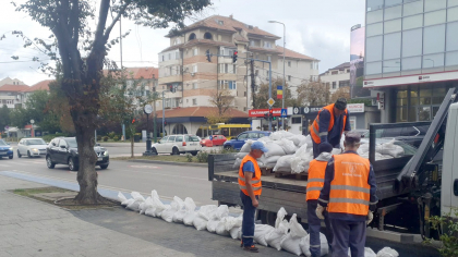 Au furat sacii cu nisip puși contra inundațiilor