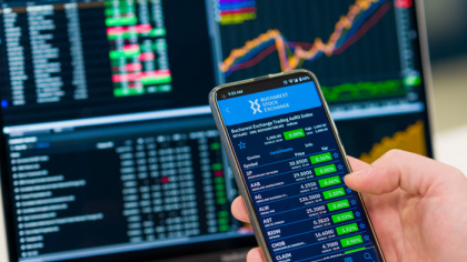 Piaţa valutară a deschis săptămâna în uşoară scădere, cursul leu/euro fiind la ora 09.00 în coborâre cu 1%, iar cursul leu/dolar cu 1,2%
