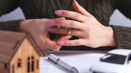 După o căsătorie de 7 ani, o femeie din Iași vrea să își lase fostul partener fără apartament și mașină: „Nu a adus niciun ban în casă, în ultimii ani”