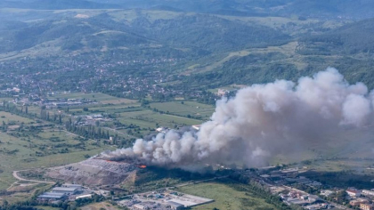 Incendiu la o groapă de gunoi din Aninoasa. Fumul a ajuns până în Târgoviște