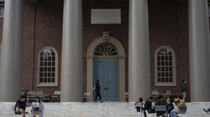 Conflictul dintre Administrația Trump și Harvard escaladează. Universitatea nu mai are voie să înscrie studenți străini