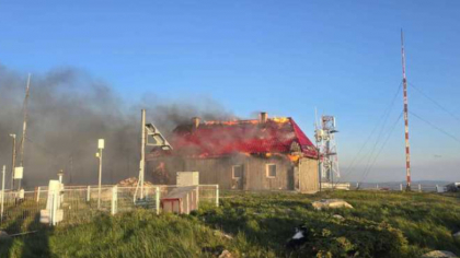 Incendiu pe Vârful Vlădeasa: cabana și stația meteo, cuprinse de flăcări