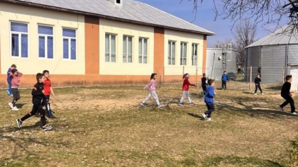 Copii forțați să devină adulți: jumătate renunță la liceu din cauza sărăciei