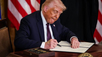 Continuă cenzura Casei Albe: Trump taie finanțarea pentru posturile NPR și PBS