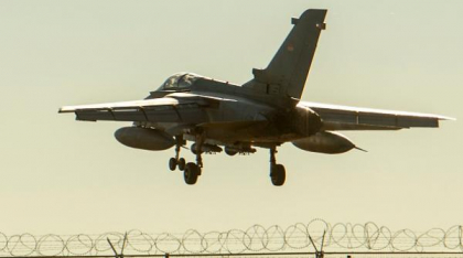 NATO discută un răspuns armat la războiul hibrid al lui Putin. Piloții Alianței ar putea primi permisiunea să doboare avioane rusești