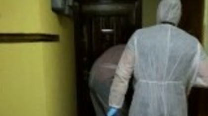 Un bărbat a ținut în casă cadavrul bunicii sale până când vecinii au început să plece de acasă din cauza mirosului