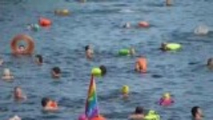Sute de oameni s-au bălăcit în Berlin într-un râu în care timp de un secol a fost interzisă intrarea în el. Care a fost cauza
