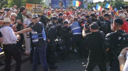 Avocatul care a lovit un jandarm cu pumnul în gât, în timpul protestului pro-Călin Georgescu, a fost pus în libertate