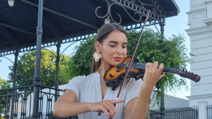 Povestea fetei cu vioara de la Cazinou: „Am văzut marea doar de pe faleză“