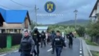 Razie în Târgu Ocna, după ce un individ a intrat în curtea unui localnic și i-a jefuit mașina. Rudele s-au strâns la Poliție
