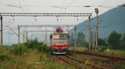 Accident feroviar în Hunedoara. Un tren marfar a lovit o autoutilitară în Hunedoara. Trei bărbați răniți. Trafic oprit