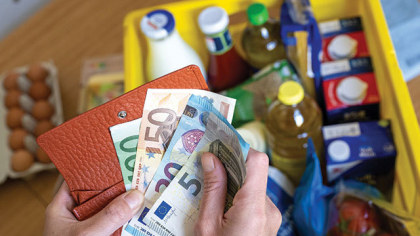 Ce s-a întâmplat cu preţurile alimentelor de bază după majorarea TVA de la 9 la 11%? Consiliul Concurenţei: Marii retaileri şi furnizorii lor au absorbit o parte din majorarea TVA